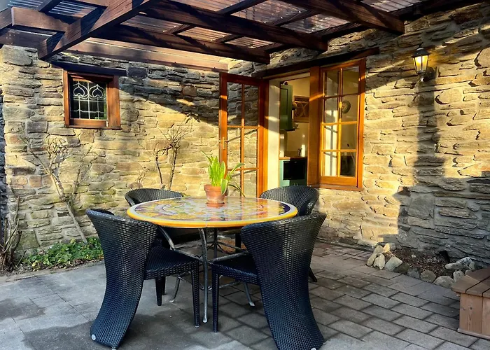 Apartment Wood-fired Garden Courtyard Escape *